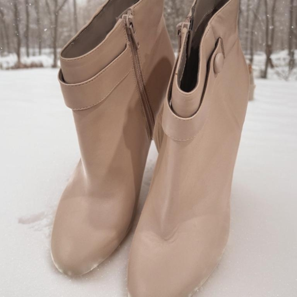Nine West Cream Ankle Booties Size 9.5